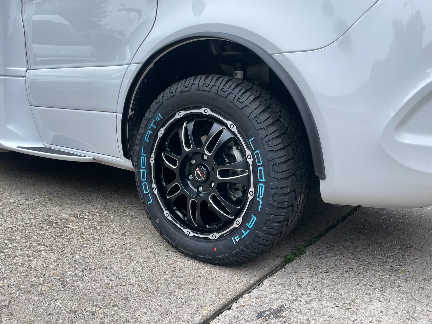 18 Zoll - Borbet CW8 schwarz matt poliert + Loder Tire AT#1 255/55 R18 - Mercedes Sprinter