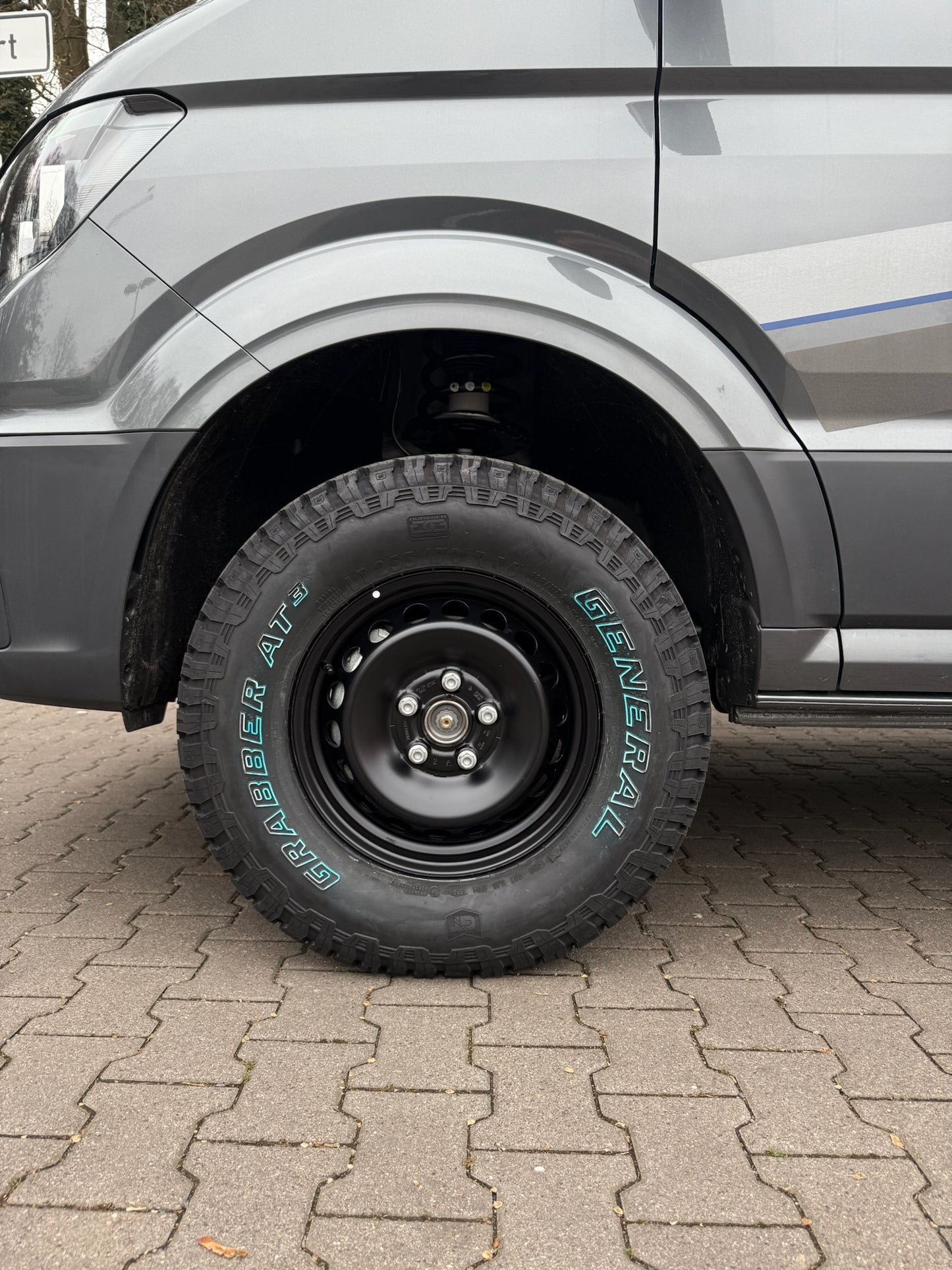 16 Zoll - VW Stahlfelge schwarz + General Tire Grabber AT3 255/70 R16 - VW Crafter / MAN TGE