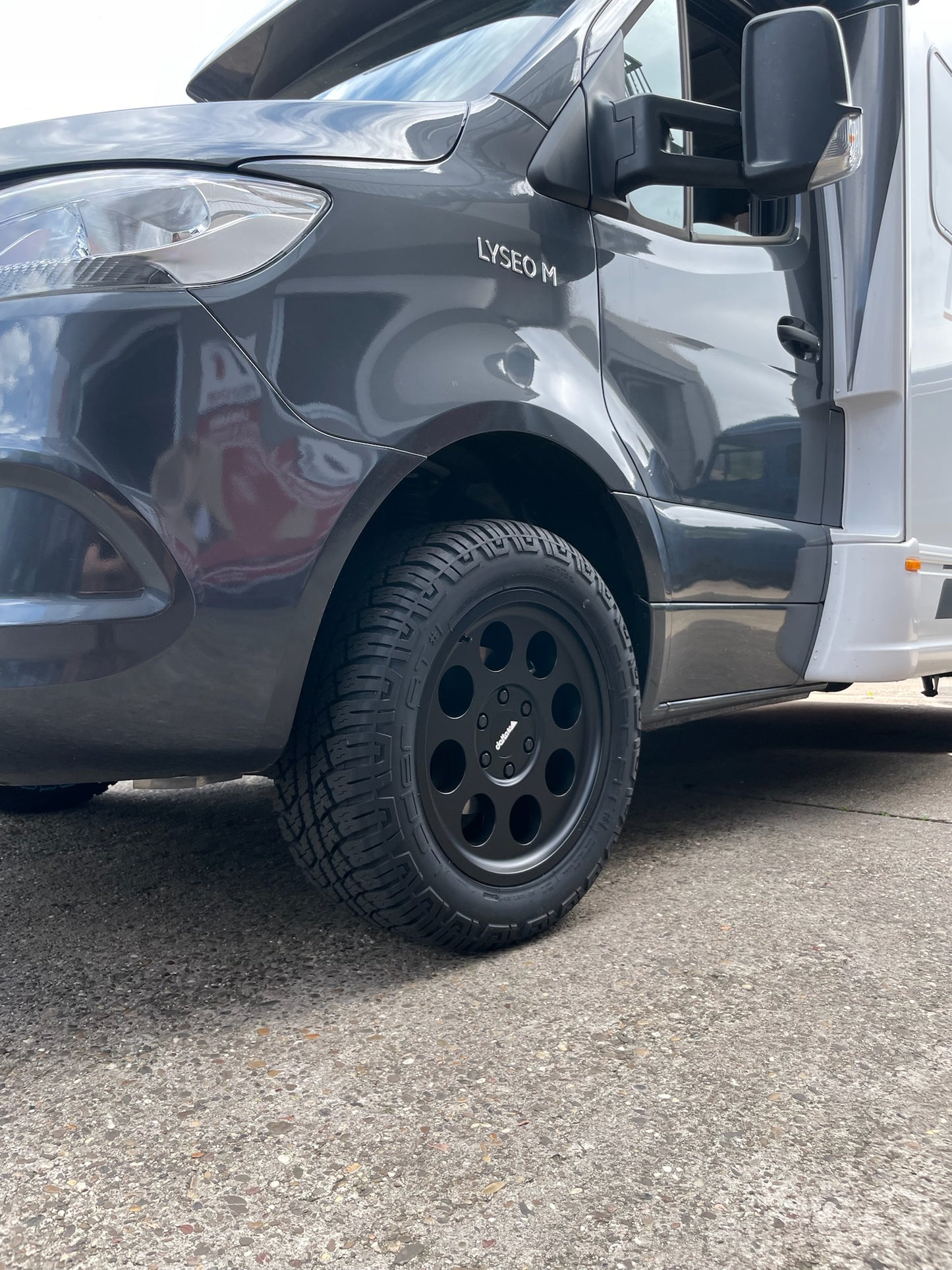 18 Zoll - Delta Klassik schwarz matt + Loder Tire AT#1 255/55 R18 - Mercedes Sprinter