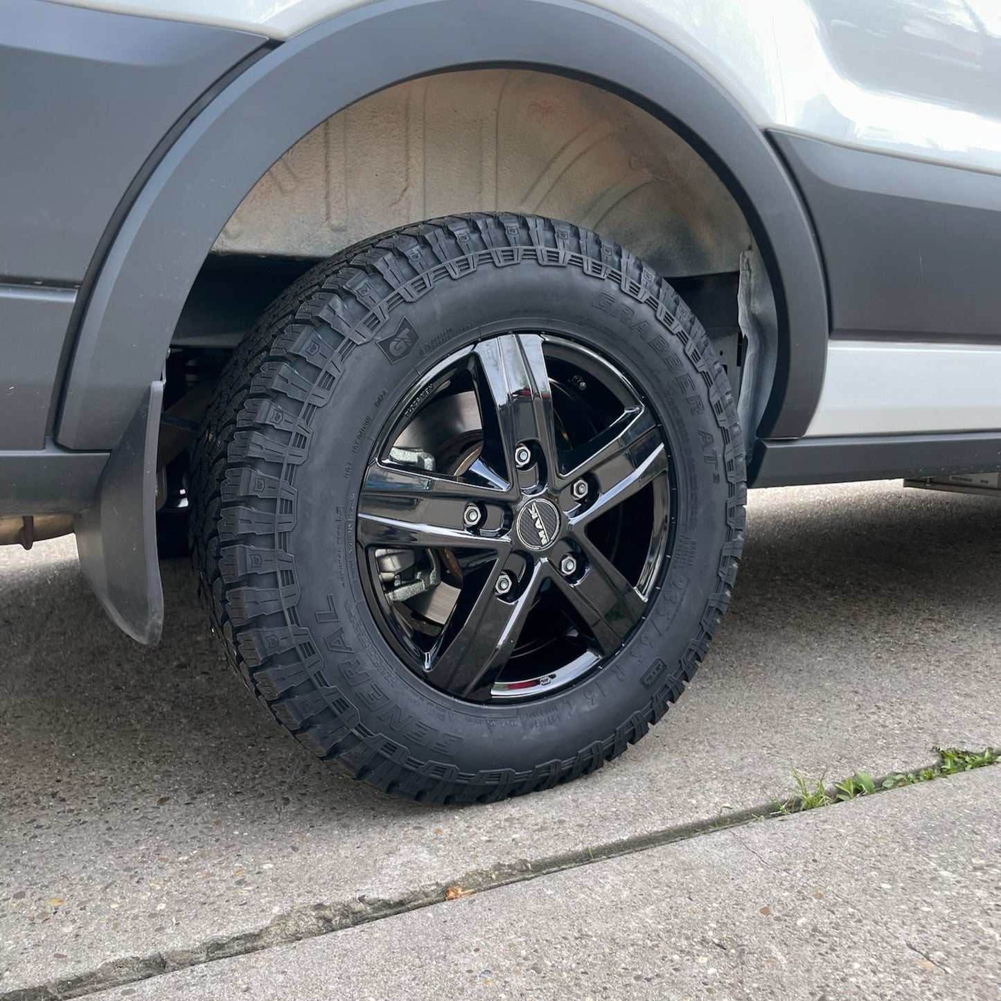 16 Zoll - MAK Stone 5 schwarz + Grabber AT3 235/65 R16 - Ford Transit