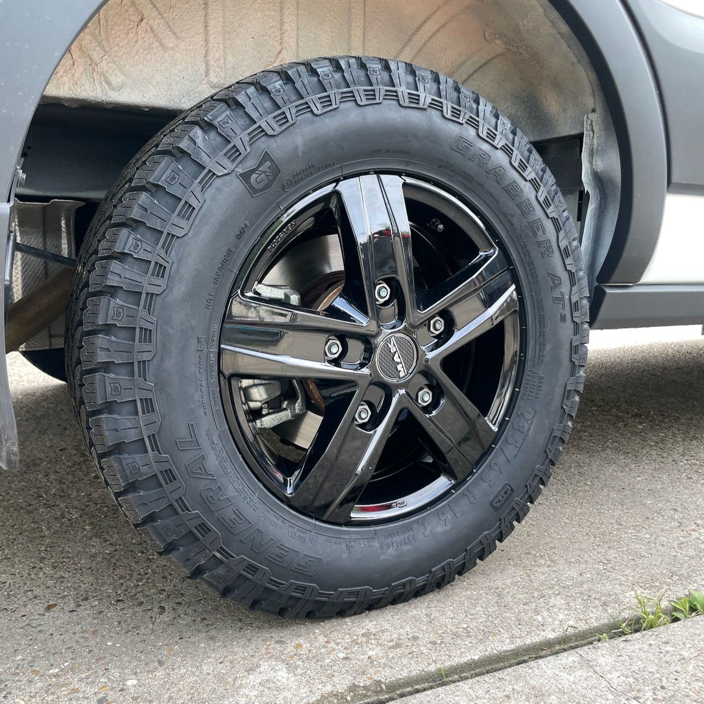 16 Zoll - MAK Stone 5 schwarz + Grabber AT3 235/65 R16 - Ford Transit