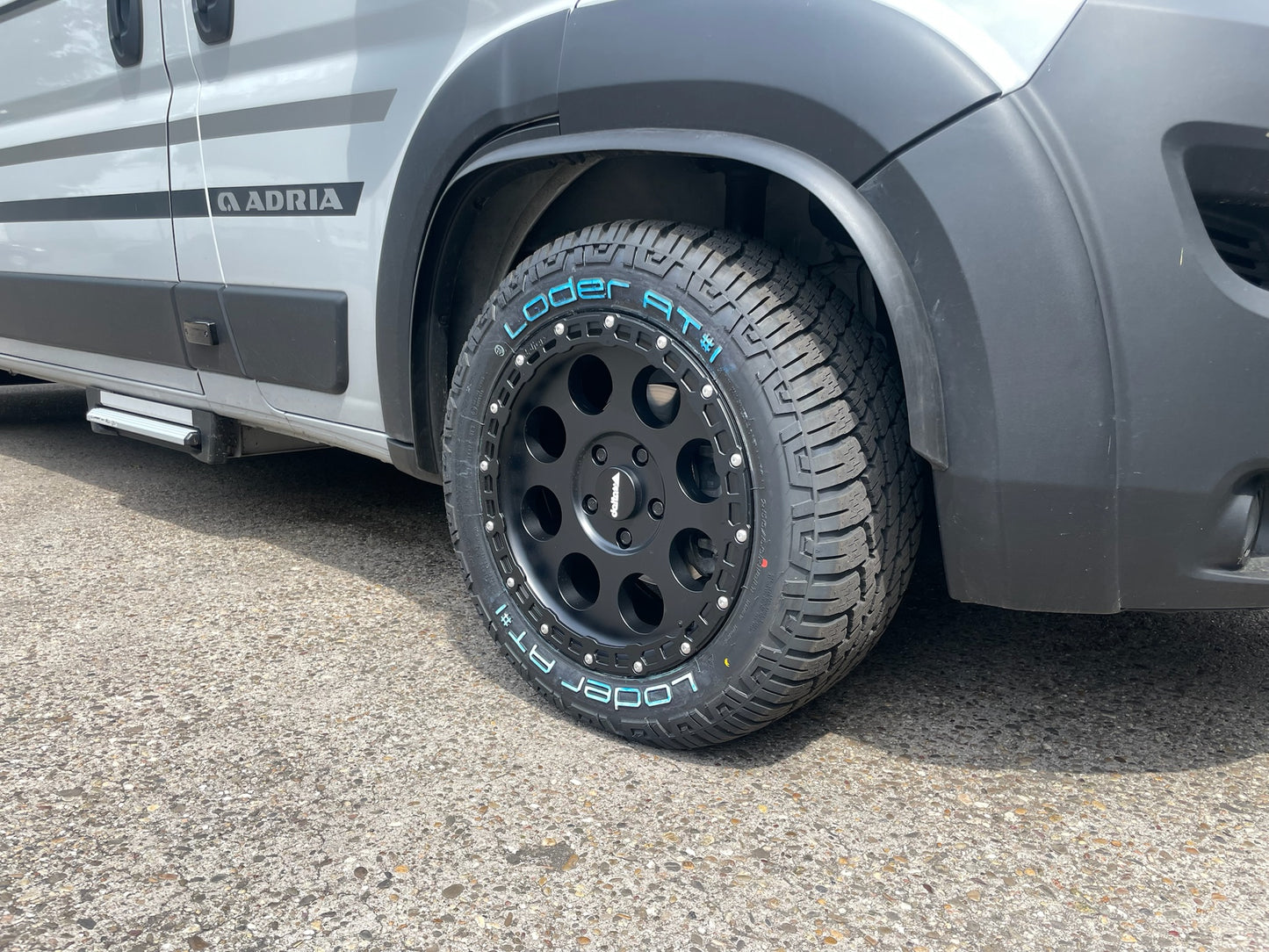 18 Zoll - Delta Klassik_B rugged schwarz matt + Loder Tire AT#1 255/55 R18 - Fiat Ducato
