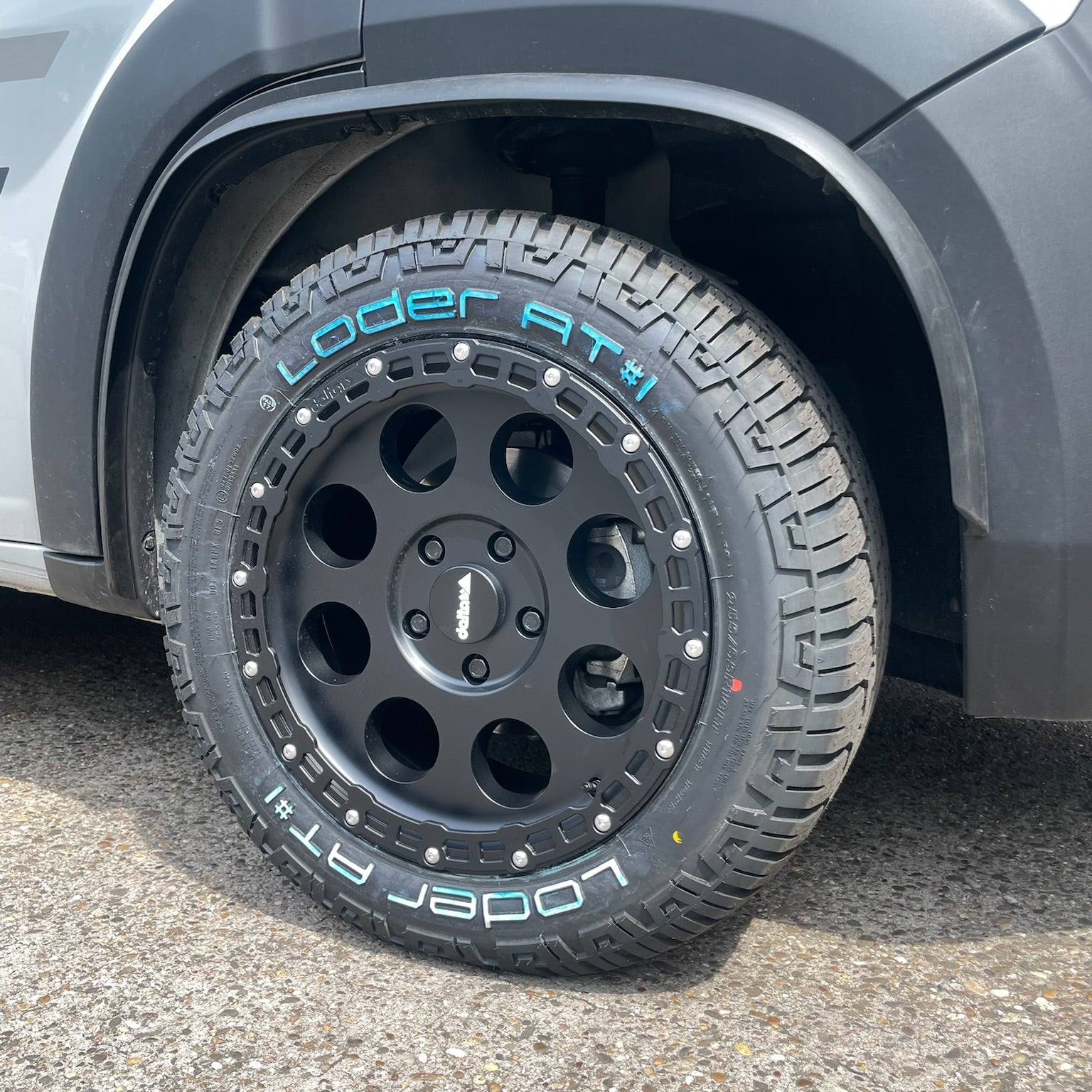 18 Zoll - Delta Klassik_B rugged schwarz matt + Loder Tire AT#1 255/55 ...