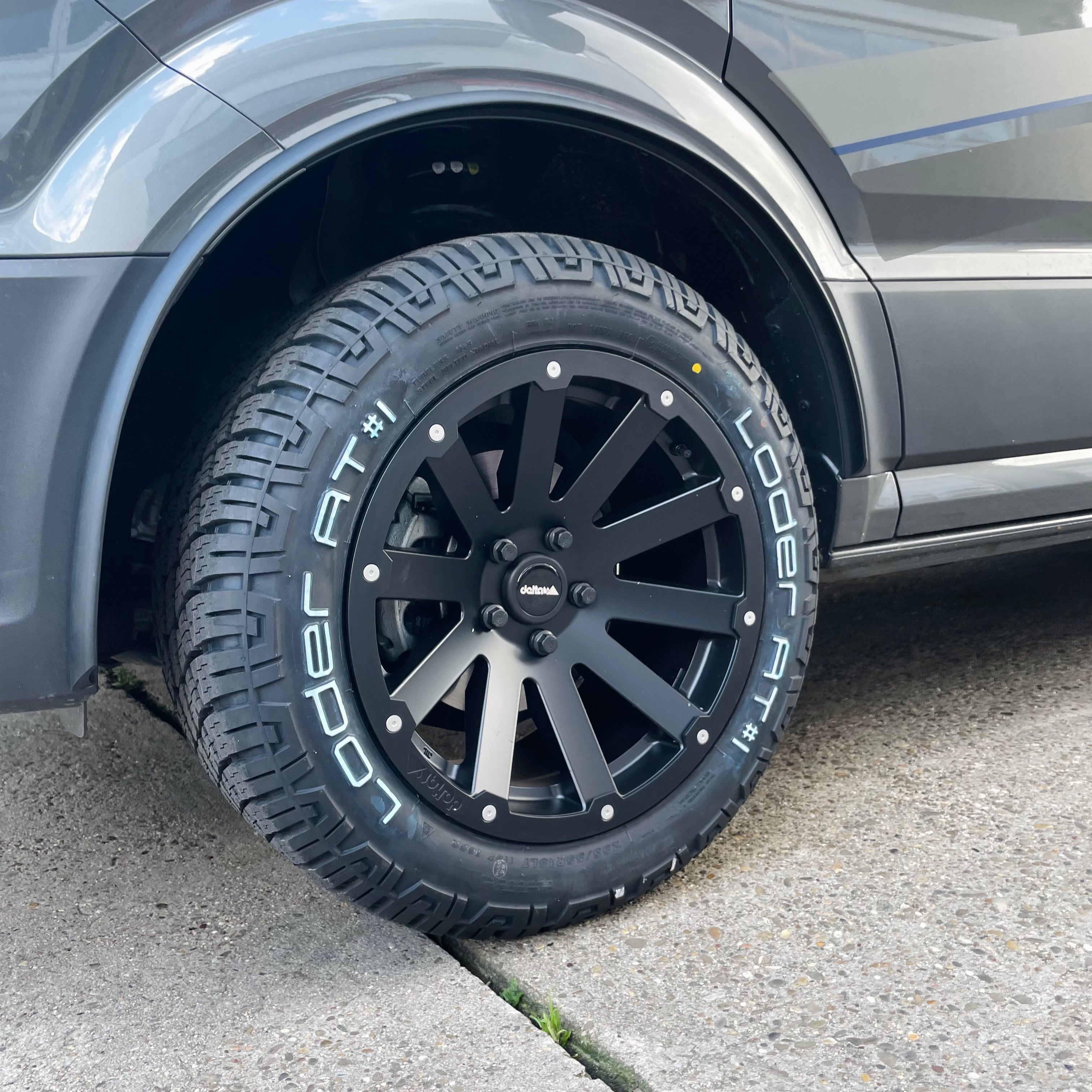 18 Zoll - Delta 4x4 Hanma schwarz matt + Loder Tire AT#1 255/55 R18 ...